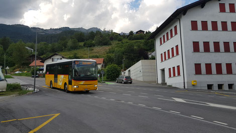 Einfahrt eines Iris-Busses in Botyre