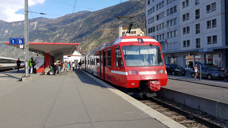 Der rote TMR Zug wartet in Martigny auf die Fahrgäste