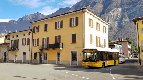 Der Hess Bus durchfährt den belebten Dorfkern von Riva San Vitale