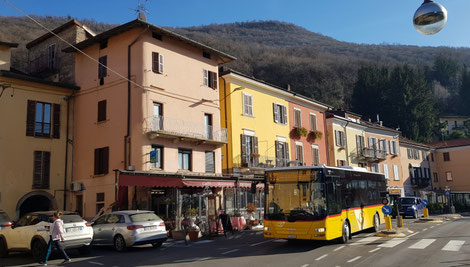 Das PostAuto passiert die einladende Piazza Bossi in Porto Ceresio