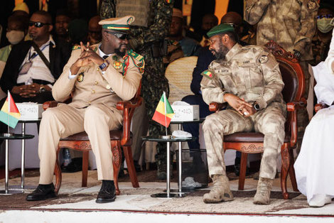 Le colonel Assimi Goïta (à droite) et le colonel Mamady Doumbouya (à gauche), à Bamako, le 22 septembre 2022. OUSMANE MAKAVELI / AFP