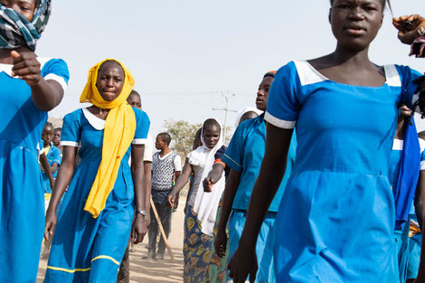 Photo ONU/Eskinder Debebe Dans la ville de Bol, au Tchad, de jeunes femmes quittent l'école à la fin de leurs cours