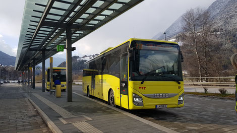 Der IVECO Hochflurbus hat den Busbahnhof von Landeck-Zams erreicht