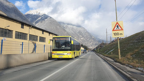 Der hellgrüne Linienbus unterwegs im oberen Inntal
