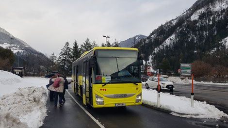 In Pfunds, Kajetansbrücke nimmt der hellgelbe Linienbus mit österreichischem Nummernschild den Anschluss aus Scuol ab