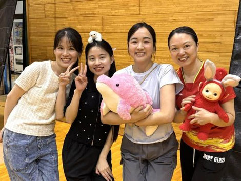 多国籍な東京さくら学院の事務の先生たち