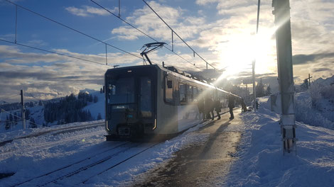 Einfahrt im winterlichen Bahnhof Rigi Staffel