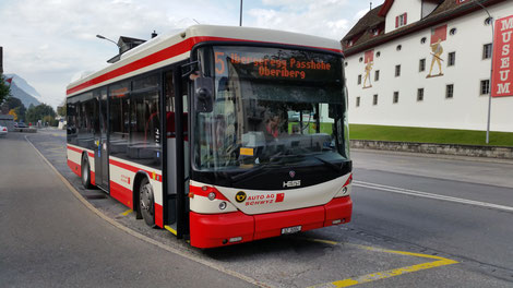 Der AAGS Bergbus Nr 4, welcher für die Passstrasse extra mit einem Posthorn ausgestattet ist, wartet in Schwyz auf die Fahrgäste