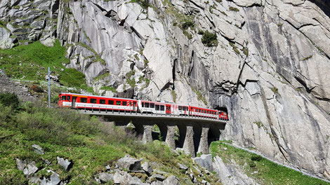 Ein Regiozug passiert die legendäre Teufelsbrücke auf dem Weg nach Andermatt