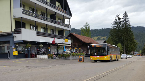 Der dreiachsige MAN Bus rollt durch den Ortskern von Oberiberg