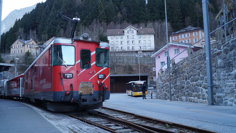 Ein MGB Zug wartet in Göschenen auf die Abfahrt