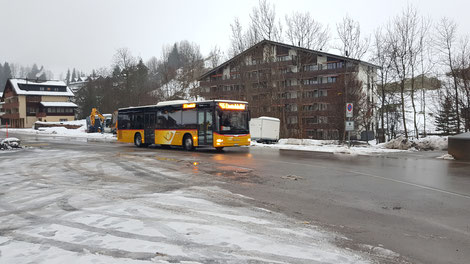 Der MAN Bus hat trotz des Wetters einige Wintersportler vom Hoch Ybrig aufgeladen und erreicht nun die Haltestelle Tschalun