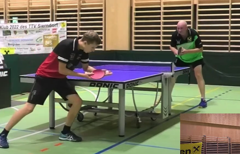 Tomas Janci im Duell mit Feldkirchens Ersatzmann Martin Brandstätter.