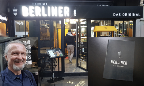 Thomas Matla vor dem BERLINER DAS ORIGINAL in Paris © Bellone Franchise Consulting GmbH