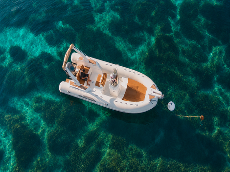 Louer un semi rigide Capelli 770 avec un 250 cv Yamaha chez Mistral plaisance Location au départ du Lavandou
