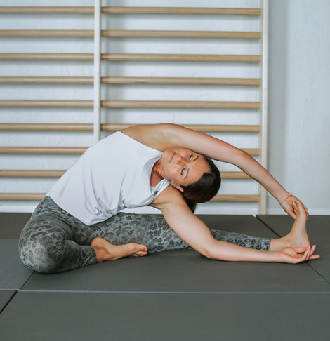 Personal Trainerin Corinna Jauch in einer Beweglichkeits-Übung aus dem Yoga