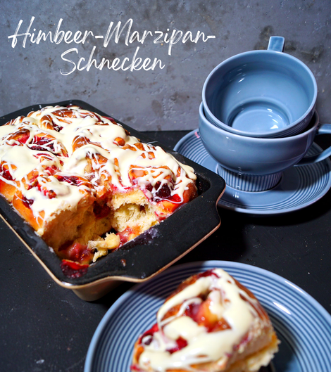 Hefeschnecken mit Himbeer- und Marzipanfüllung und weißer Schokolade on top