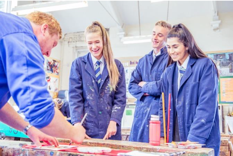 Groupe de jeunes en cours d'art dans une boarding school anglaise