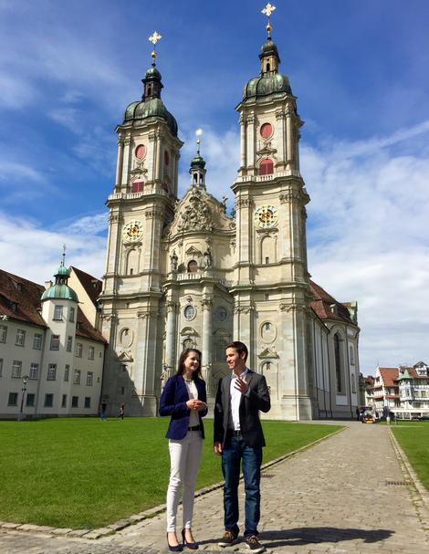 Das neue Co-Präsidium: Manuela Ronzani (25) und Sascha Schmid (22) im Klosterhof der Stadt St. Gallen.