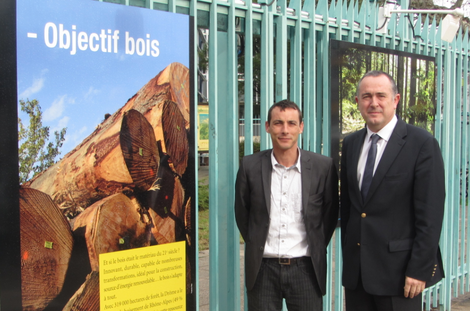 Philippe Leeuwenberg avec Didier Guillaume, président du Conseil général de la Drôme, devant l'exposition réalisée sur la filière bois pour les assises du bois Drôme Ardêche