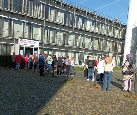 Menschenschlange vor dem Eingang zum Wissenschaftspark zur Wohlfühlmesse