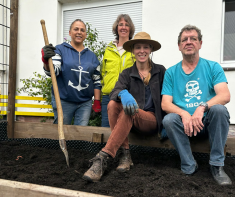 Ina Paulus und andere Personen am Hochbet der Bürgerinitiative Köstliches Wassenberg