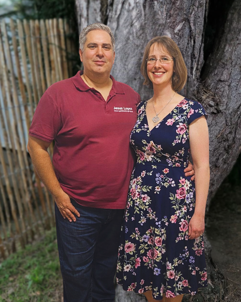 Jesus Lopez und Ina Paulus im Aussengelände der Geistheilerraxis von Jesus Lopez unter einem Baum