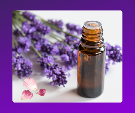 Lavendel und eine Flasche mit ätherischem Öl zur Unterstützung bei Heilsitzungen