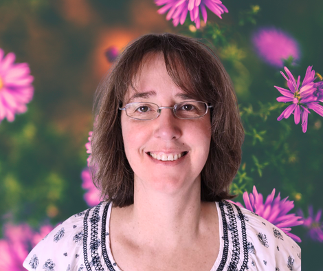 Geistheilerin Ina Paulus/im Hintergrund sind Blumen