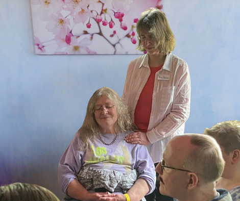Geistheilerin Ina Paulus legt einer Klientin bei einer Healingsession die Hände auf.