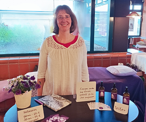 Heilerin Ina Paulus am Messestand bei den Naturheiltagen in Bergisch Gladbach