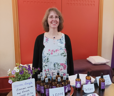 Ina Paulus steht an ihrem Messestand während der EinsSein Messe