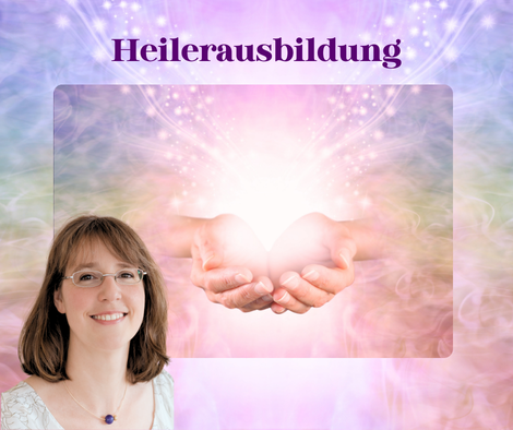 Ina Paulus im Hintergrund sind Hände die Licht ausstrahlen