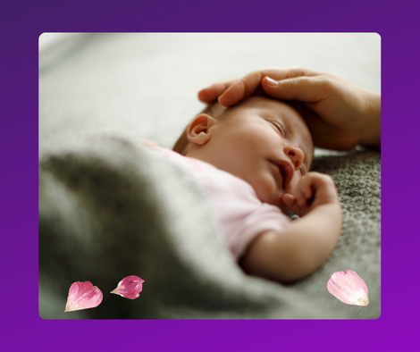 Ein Baby liegt auf einer Decke und eine heilenden Hand berührt den Kopf