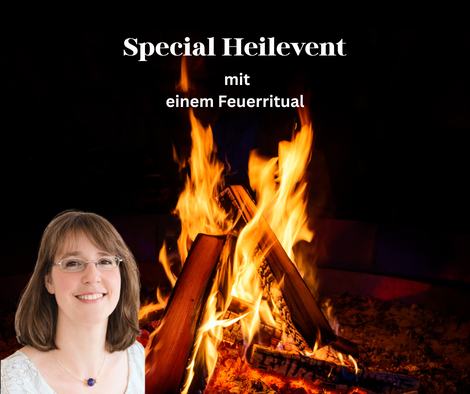 Heilerin Ina Paulus mit einem Feuer im Hintergrund für eine Feuerzeremonie