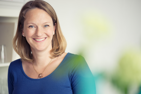 Andrea Feustel ist Texterin und Expertin für Kommunikationsstrategien aus Berlin. Sie schreibt Webtexte, entwickelt Kommunikationsstrategien und übernimmt das Content Marketing für Selbstständige und kleine und Mittelständische Unternehmen.