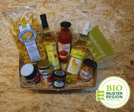 Rechts unten: Logo Bio Muster Region Baden-Württemberg, Foto eines mit verschiedenen Produkten gefüllten Körbchens