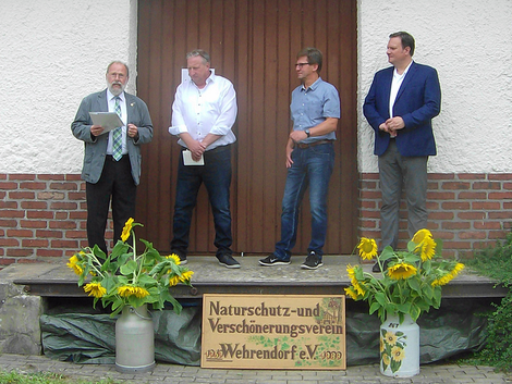 Im Beisein von Bürgermeister T. Natemeyer (r.) und Ortsbürgermeister Th. Bühning (2. v. r.) gratuliert Ulrich Gövert und überreicht dem Vorsitzenden Ralf Ottinger  ( 2. v. l.) die WGV-Ehrenurkunde und ein "flaches" Geburtstagsgeschenk. Foto: Maria Gövert