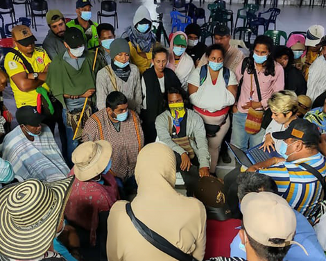 Large crowds at one of the meetings of farmers from the project area.