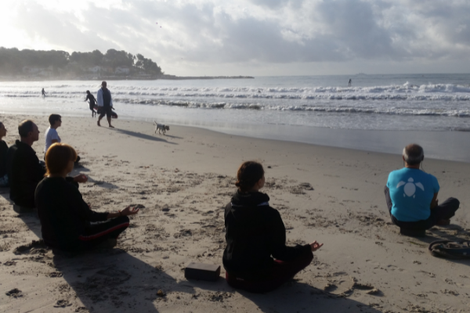 cours de yoga sur la plage. cours de yoga en plein air. méditation face à la mer. La Seyne var Les Sablettes