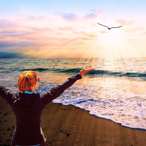 aufgehende Sonne am Meer mit Adler und Frau