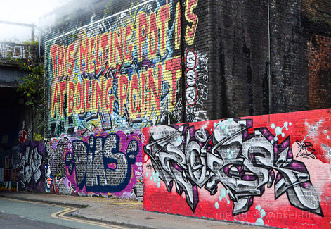 Streetart London Graffiti Brücke Mauer Melting Pot