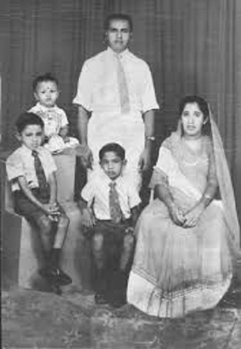 Rauff HAKEEM avec ses frères et ses parents.