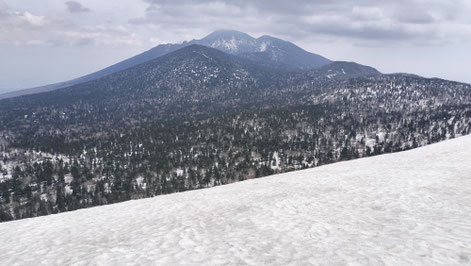 大松倉山山頂手前の雪渓より。岩手山・姥倉山・黒倉山・犬倉山を一望。2025/05/16