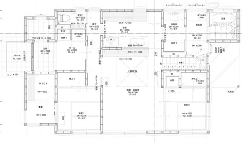 西側には玄関と収納、個室一つが下屋として張り出す。西側には浴室と、洗面所から出られるウッドデッキが下屋で張り出す。