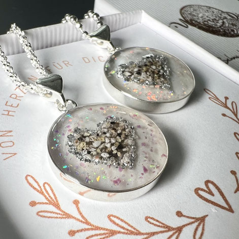 Ascheschmuck Anhänger aus Silber mit Asche und Edelsteinen als Herz eingearbeitet