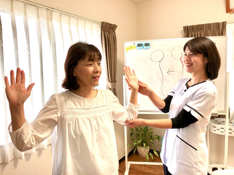お家に帰ってから行うストレッチの指導と、治療計画ついて相談します。次回の予約を入れて終了です。
