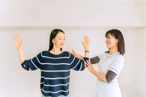 お家に帰ってから行うストレッチの指導と、治療計画ついて相談します。次回の予約を入れて終了です。