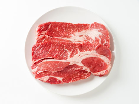 牛肉、豚バラ、鶏もも、手羽先、チーズ、バター、加工肉などは脂質が多くなりやすい食材です🐮  さらに、コンビニ弁当、ファストフード、菓子パン、ポテトチップス、揚げ物系のお惣菜なども要注意🍟   たんぱく質を摂っているつもりでも、それ以上に脂質を多く摂っているケースがあります😳  