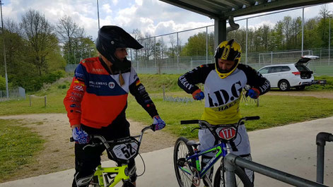 BMX beim BMX-Racing über die Dirt Hügel